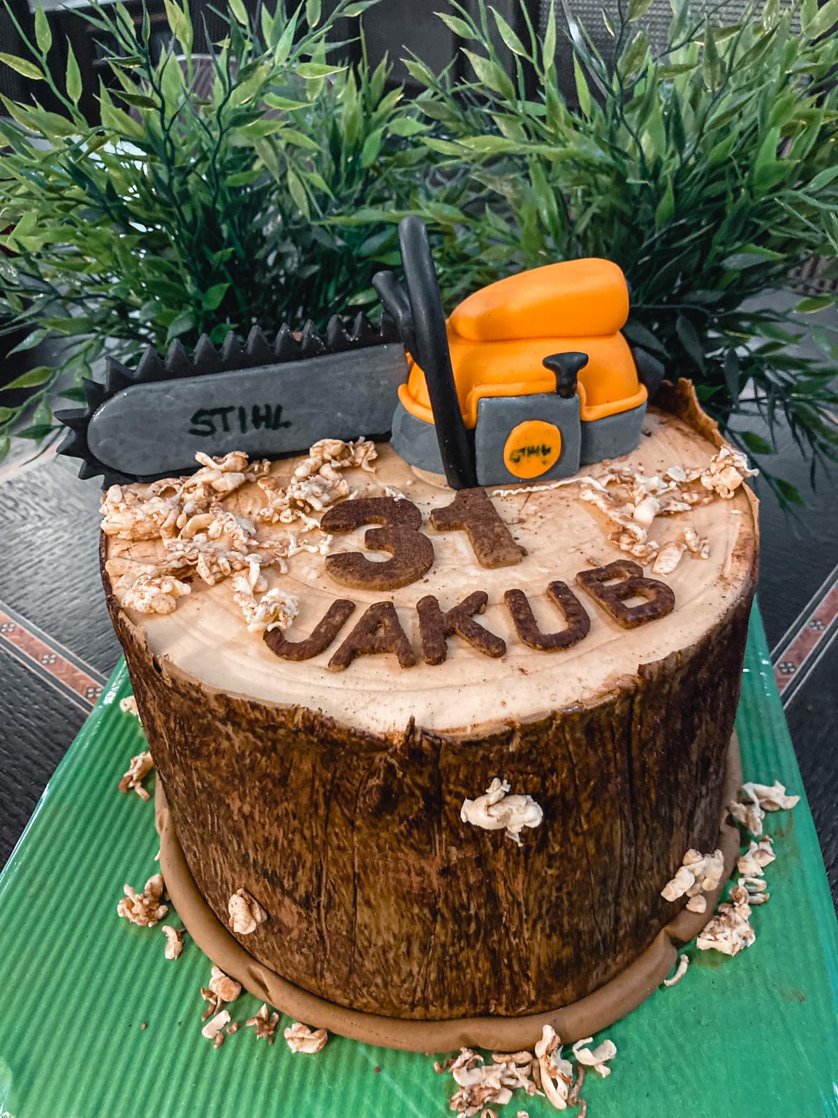 Dort ve tvaru pařezu s motorovou pilou Stihl